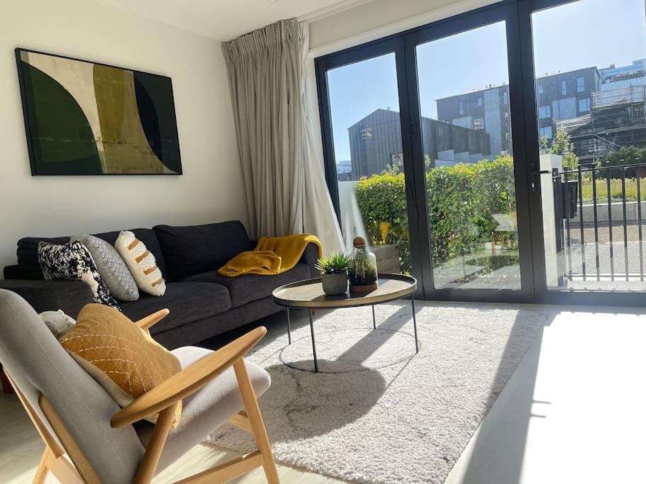 CBD Parkside Oasis With Free Parking