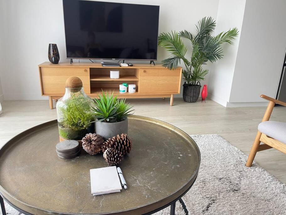 CBD Parkside Oasis With Free Parking