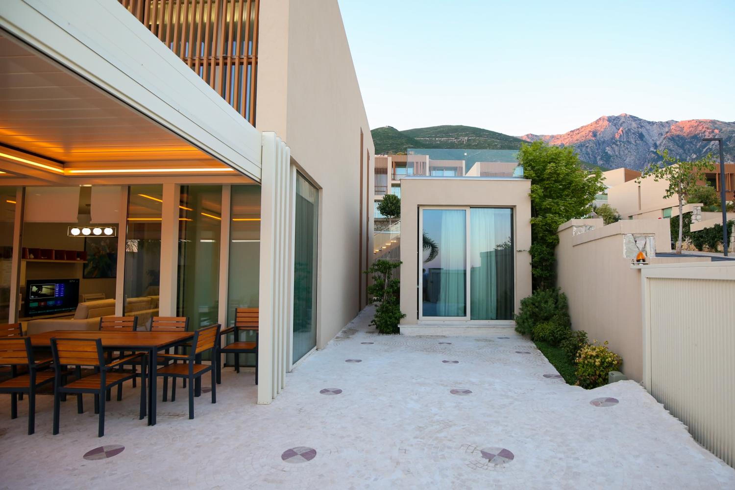 Luxurious 5 Bedroom Beach Villa