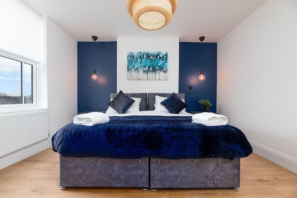 Modern 2 Bed Apartment in Nottingham City Centre - Free Parking - 6 Guests view 3