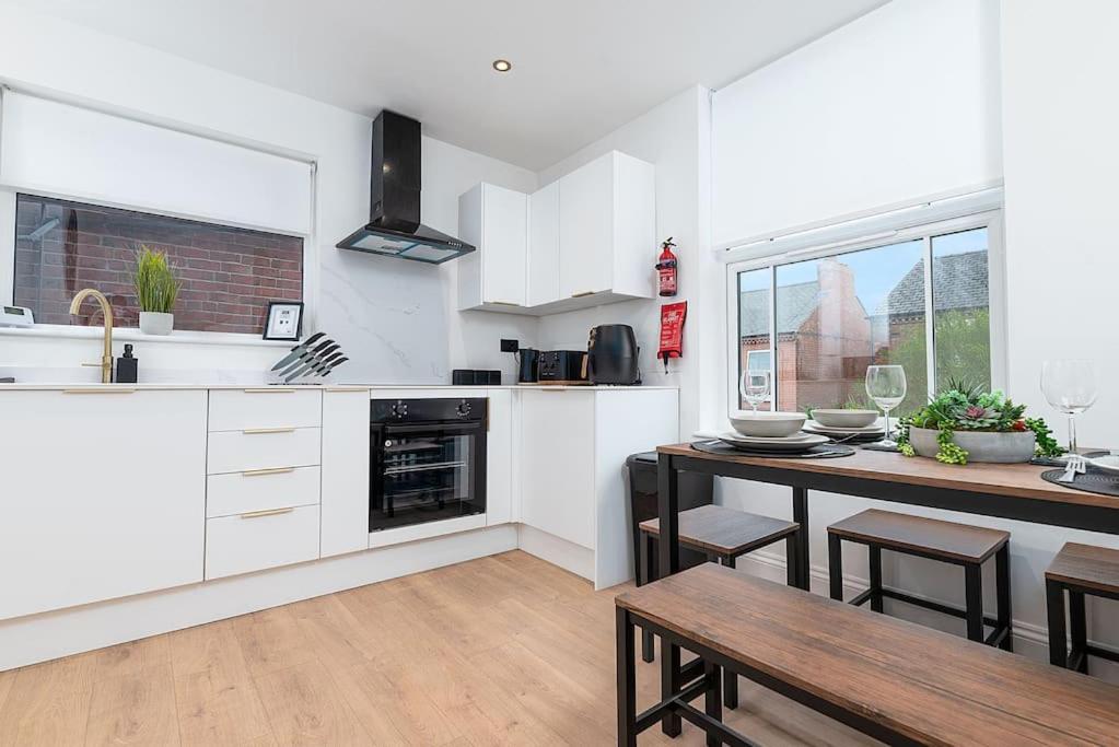 Modern 2 Bed Apartment in Nottingham City Centre - Free Parking - 6 Guests view 4