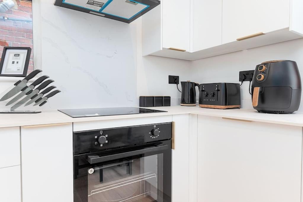 Modern 2 Bed Apartment in Nottingham City Centre - Free Parking - 6 Guests view 5