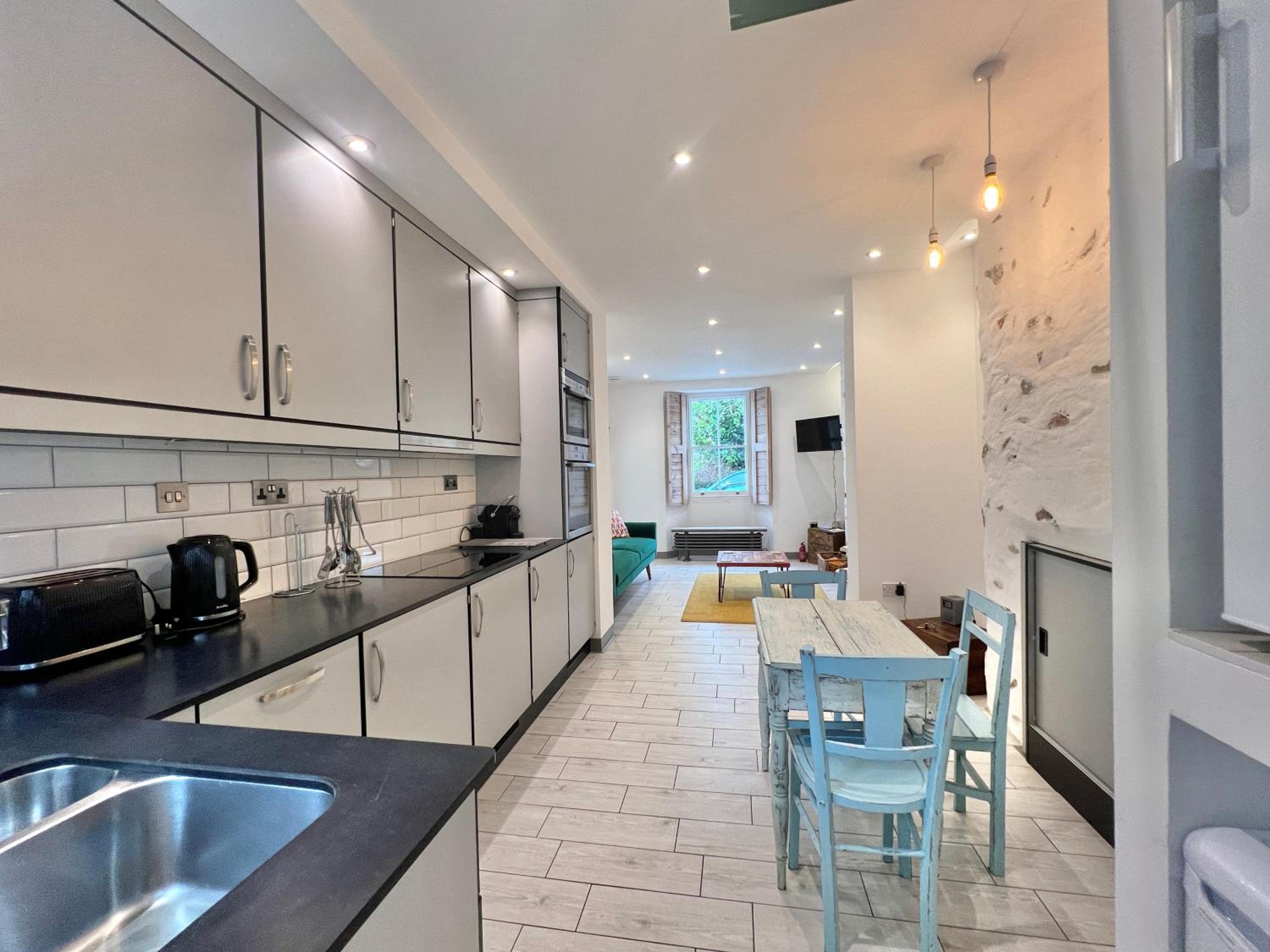 Seymour Place Lovely contemporary ground floor apartment view 4