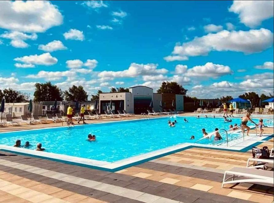 CaravanSleeps6-HotTub-Garden-WaterWonderland view 2