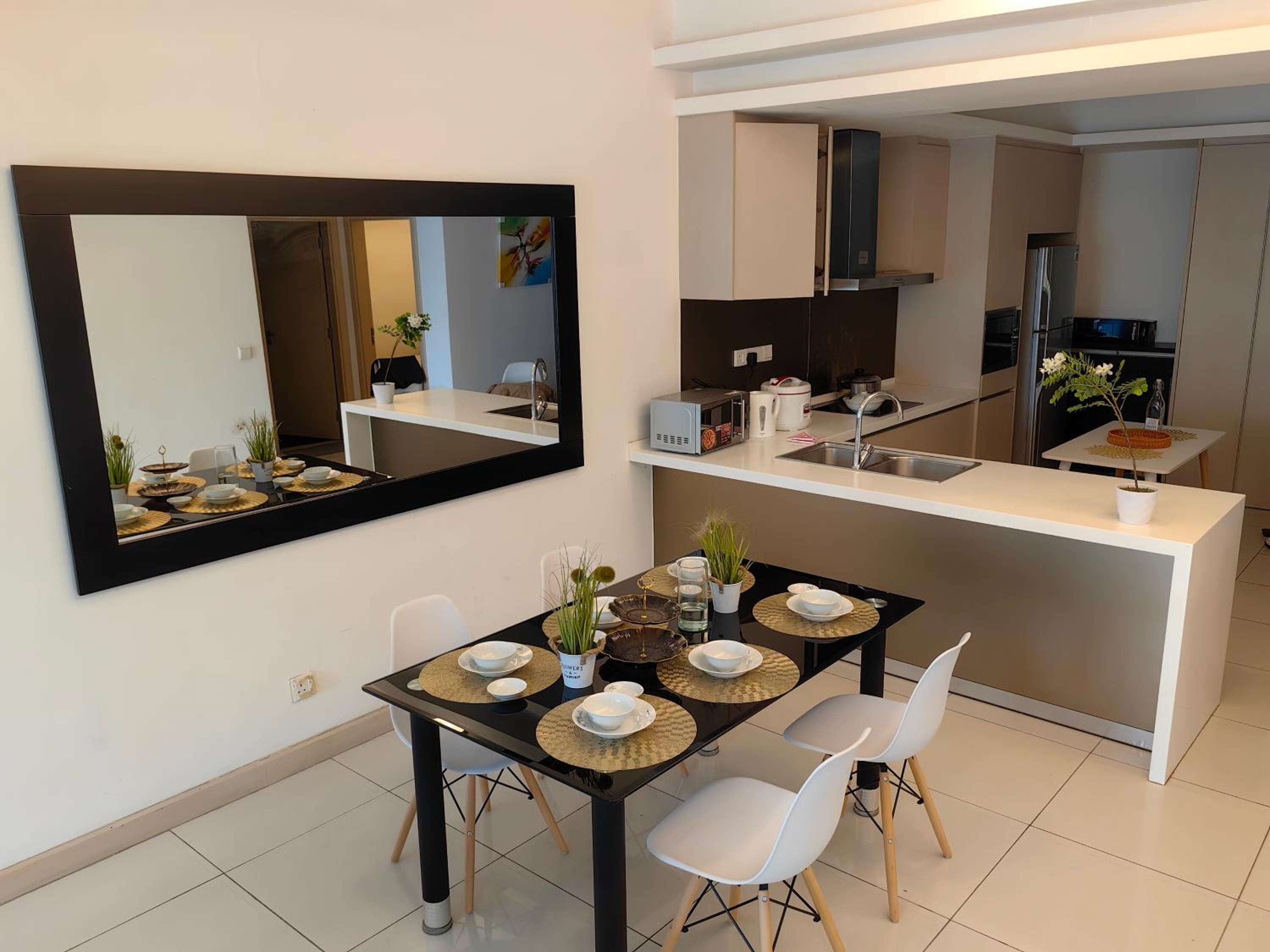 703 KLCC 5 minutes to Alor Street Ceylon Pavilion 3 Room Apt for 10 Pax