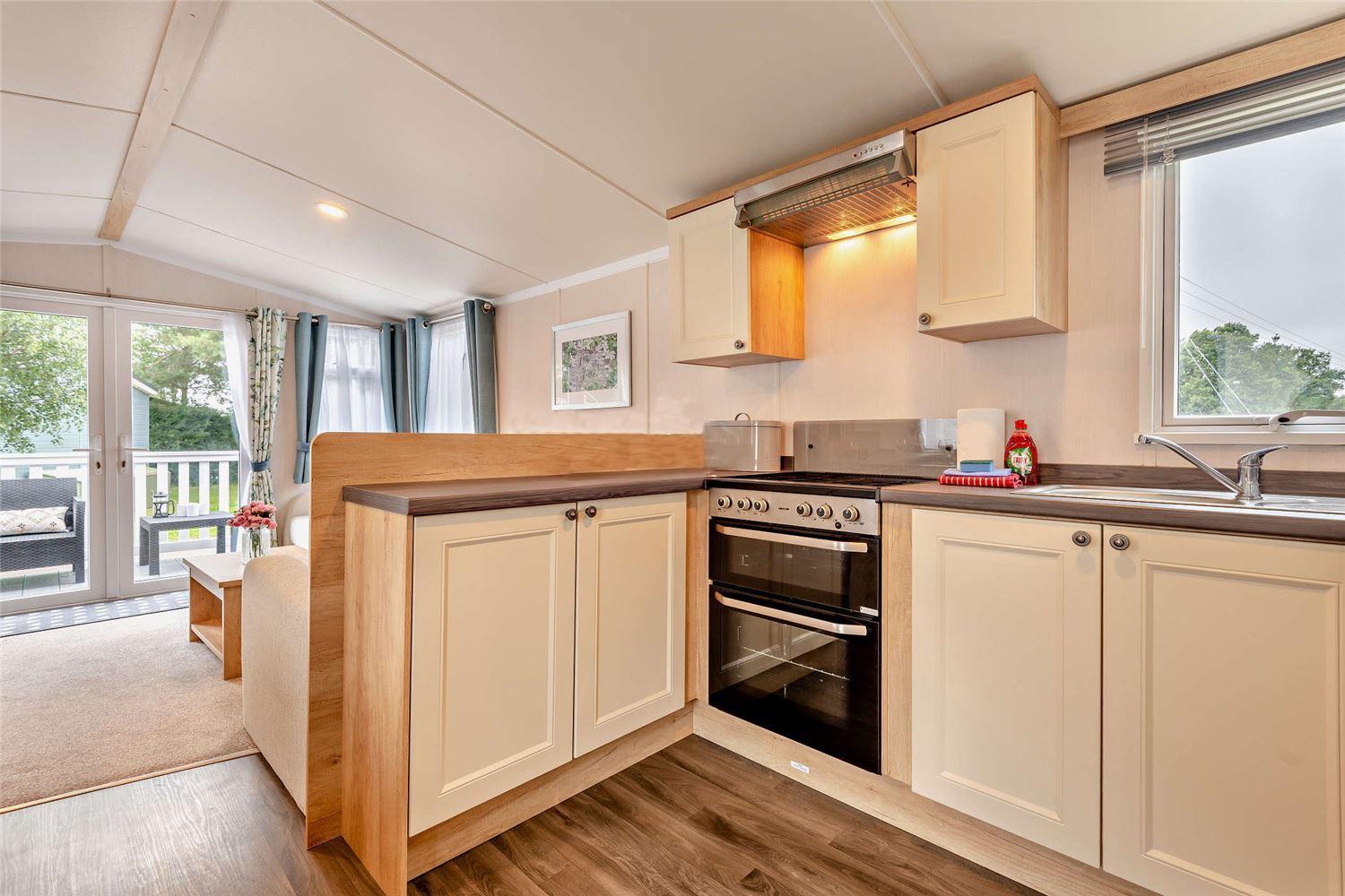 Rated Superb - Award-Winning Family Holiday Park - Live Shows, Themed Events, and Activities for All Ages, Day and Night - WiFi, Netflix, Linens - Gym, Sau view 4