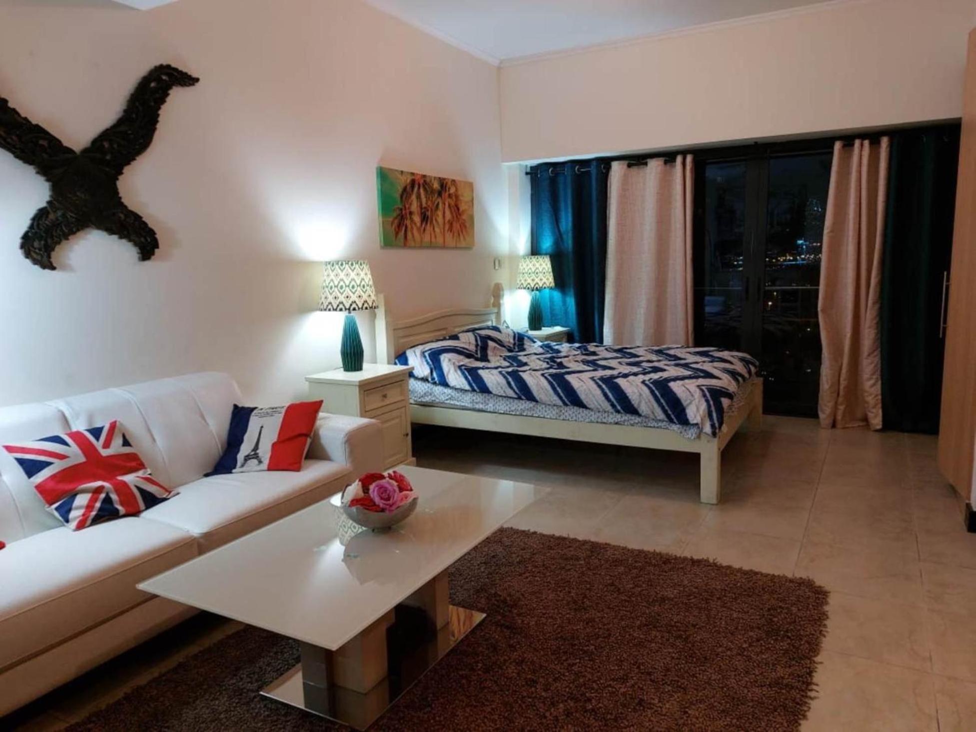 Click Stay - JLT - Entire Studio & Balcony Lakes view Apartment -AM