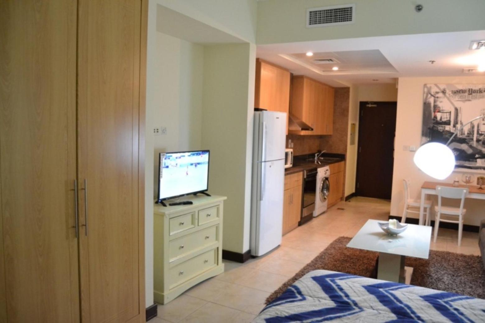 Click Stay - JLT - Entire Studio & Balcony Lakes view Apartment -AM