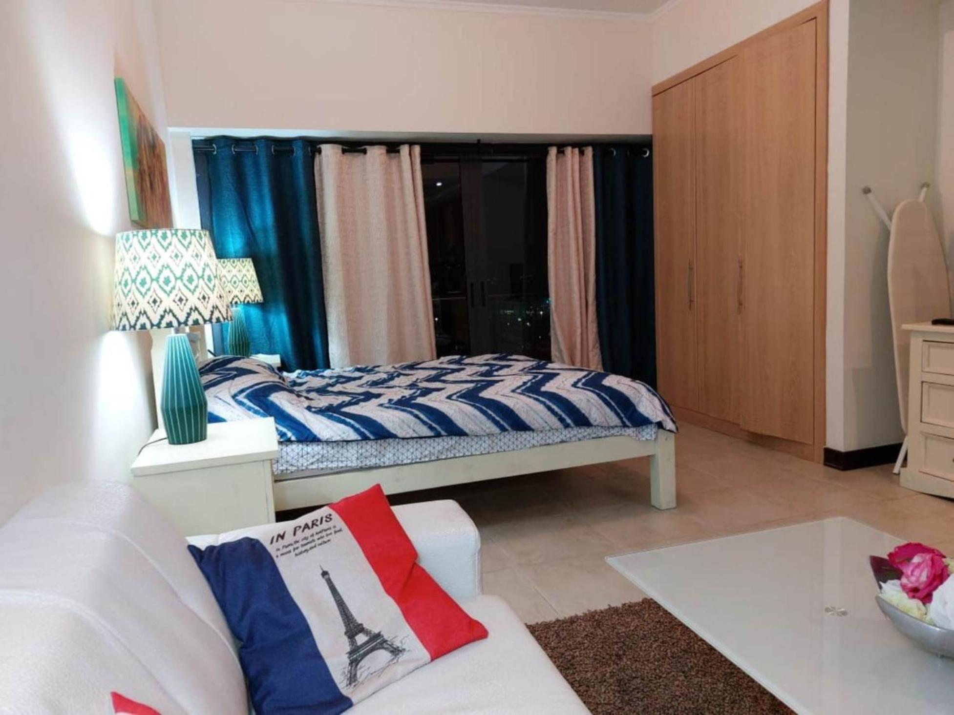 Click Stay - JLT - Entire Studio & Balcony Lakes view Apartment -AM