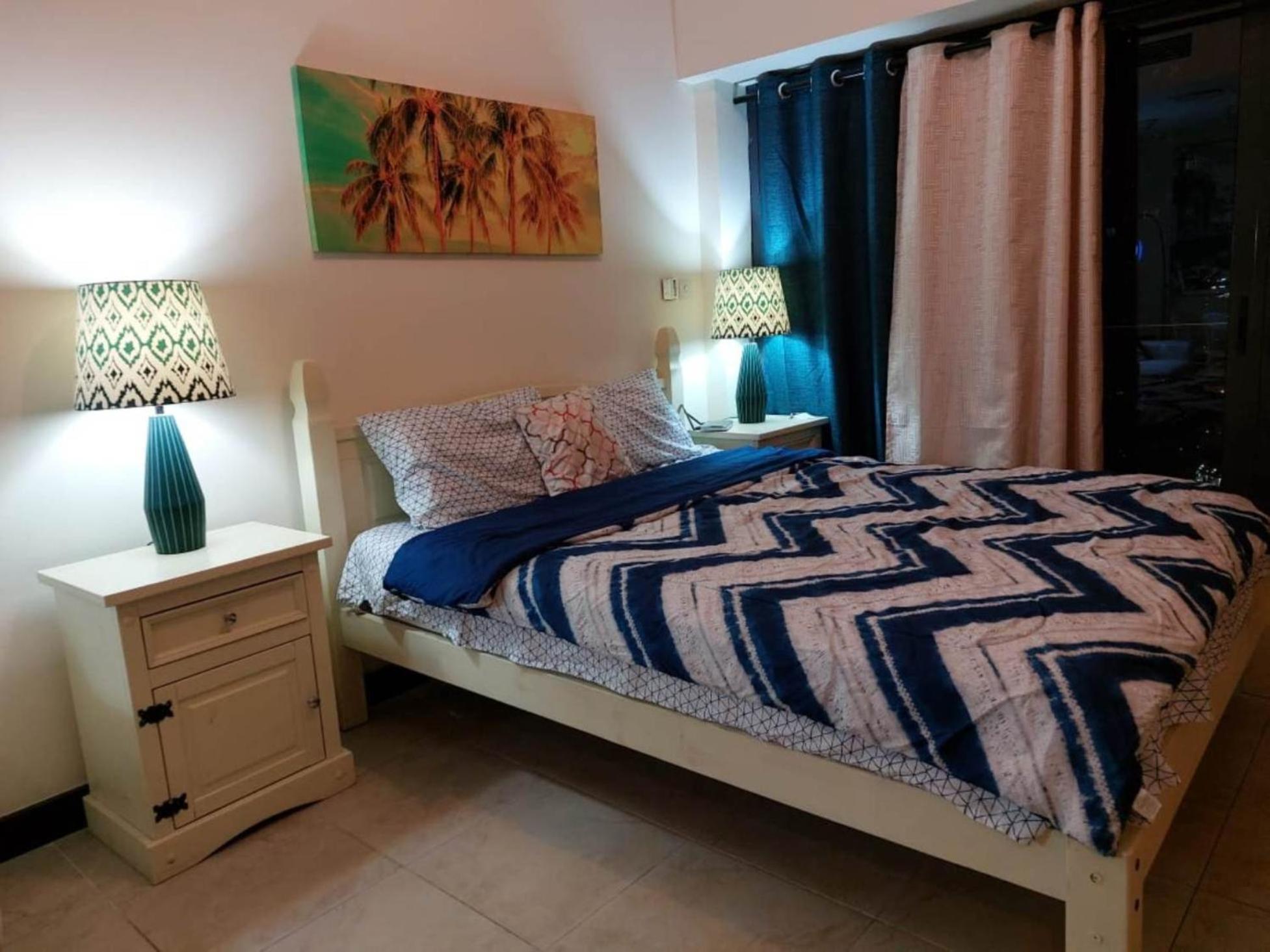 Click Stay - JLT - Entire Studio & Balcony Lakes view Apartment -AM