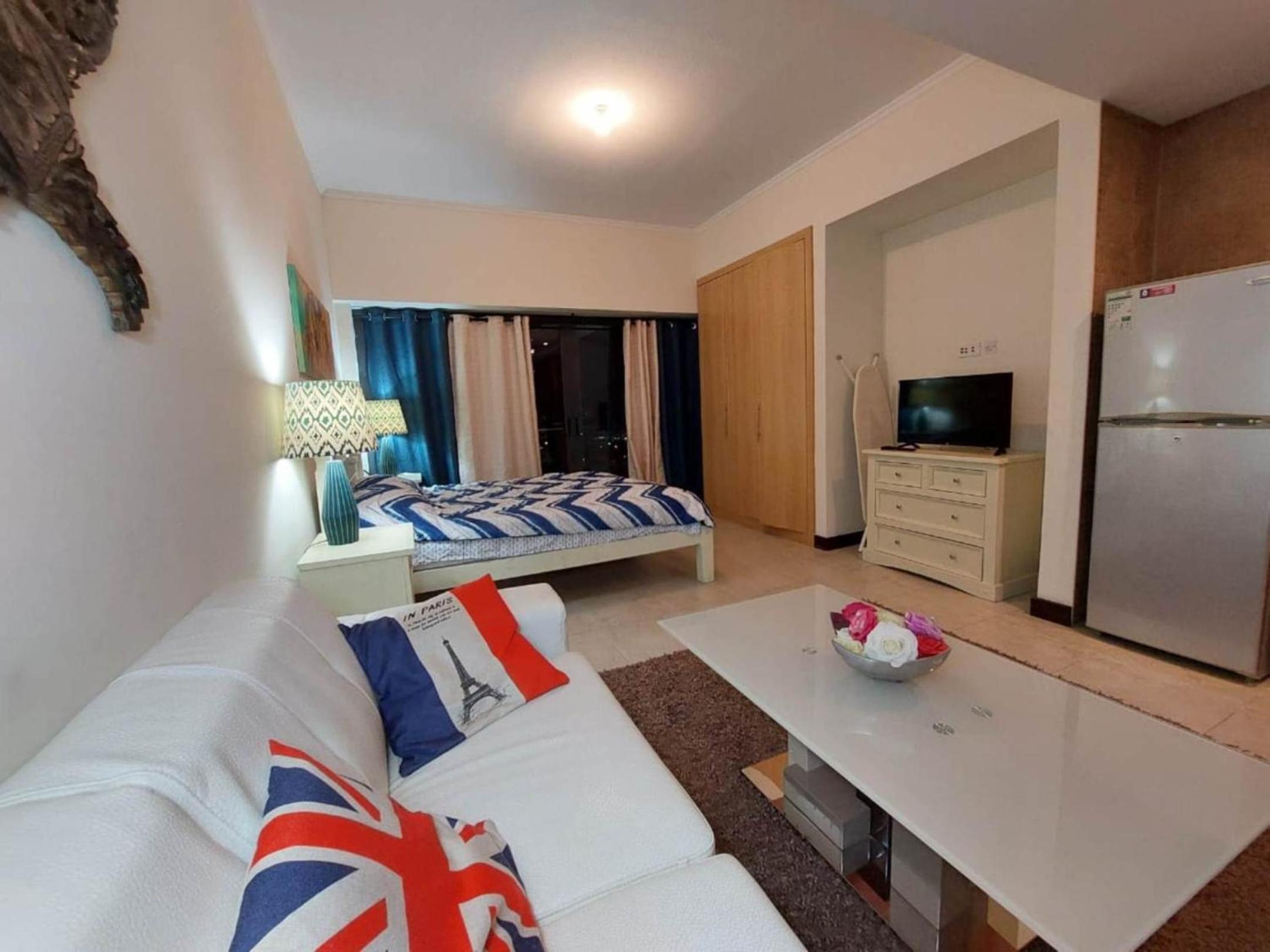Click Stay - JLT - Entire Studio & Balcony Lakes view Apartment -AM