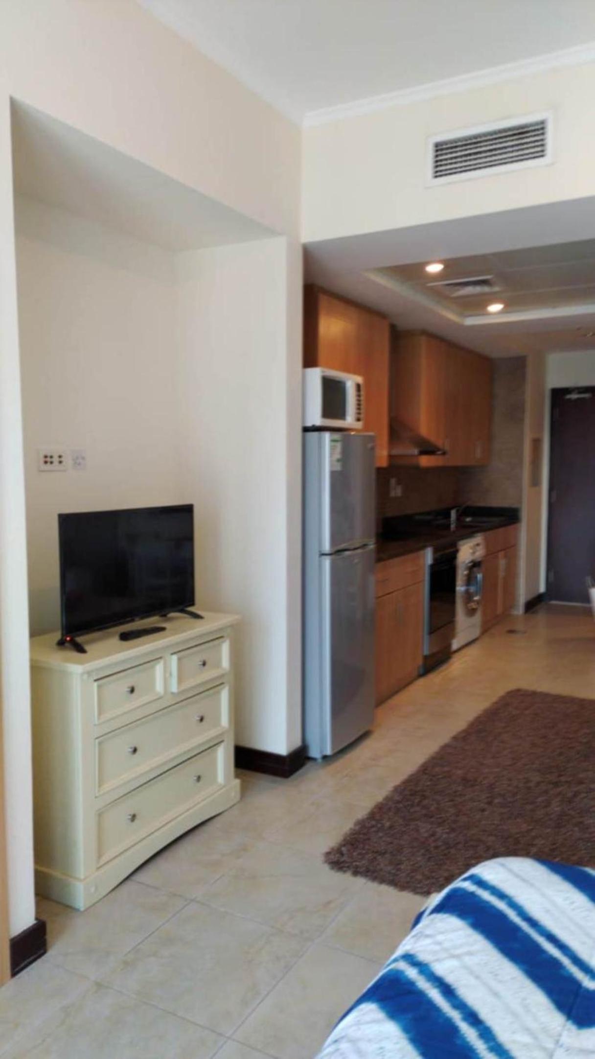 Click Stay - JLT - Entire Studio & Balcony Lakes view Apartment -AM