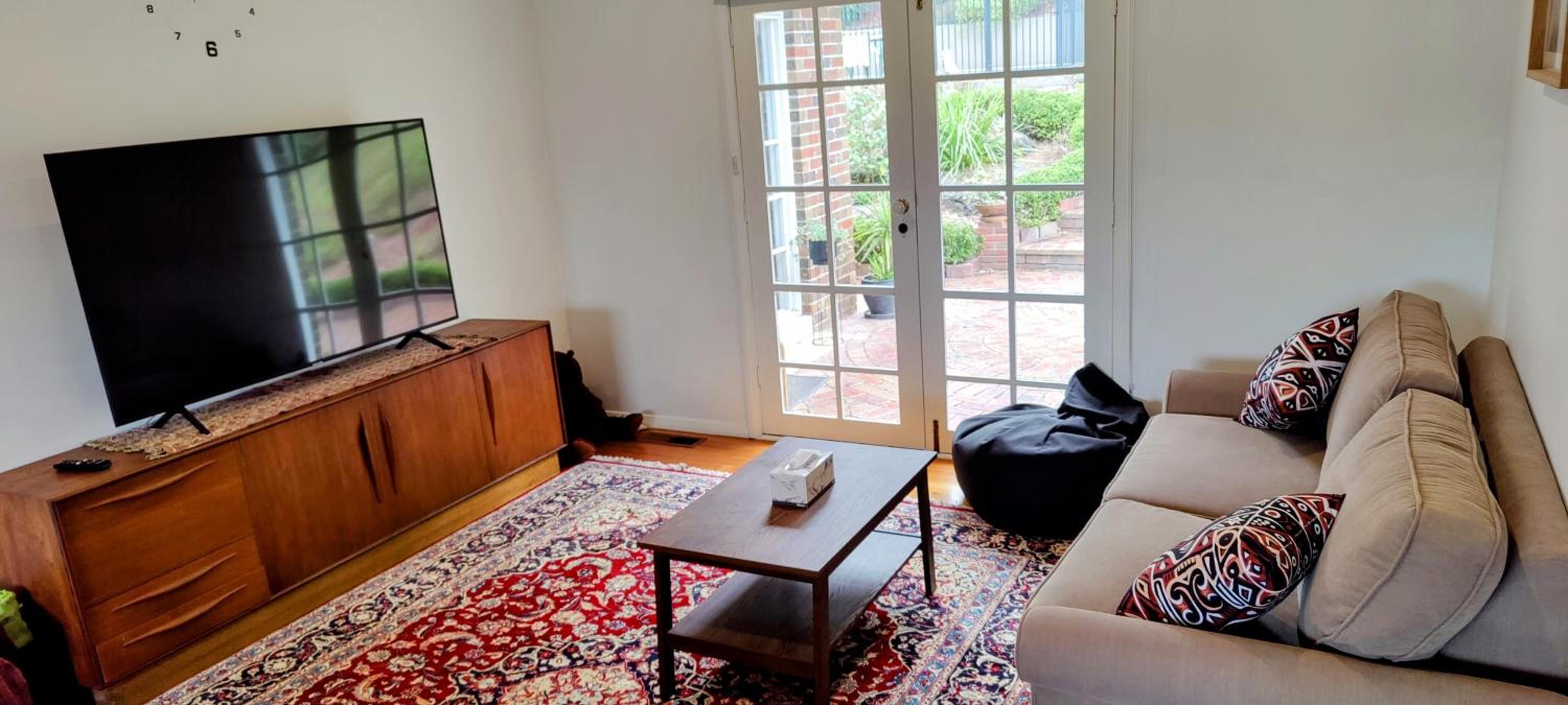 4-bedroom Acre Retreat with Pool & Garden - Pets and Long Stays Welcome