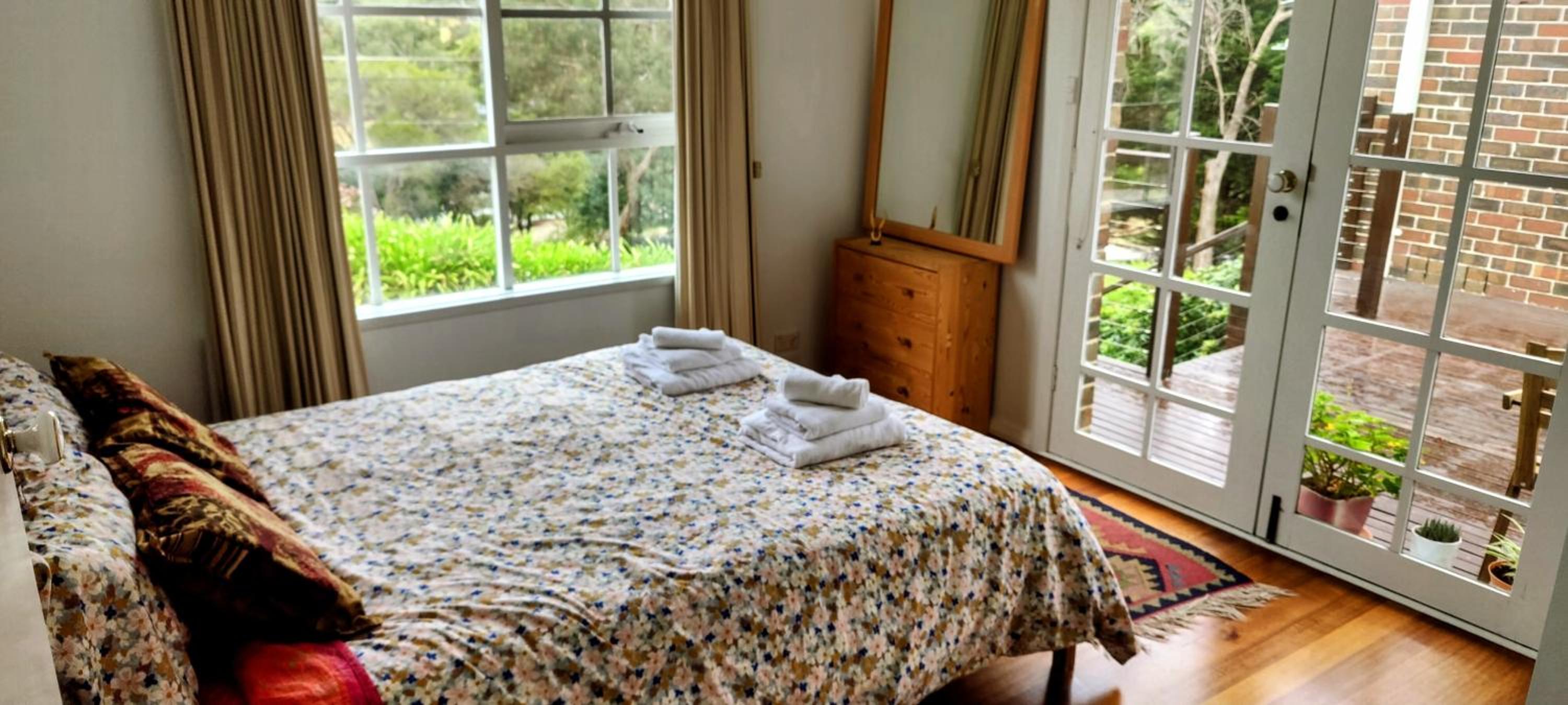 4-bedroom Acre Retreat with Pool & Garden - Pets and Long Stays Welcome