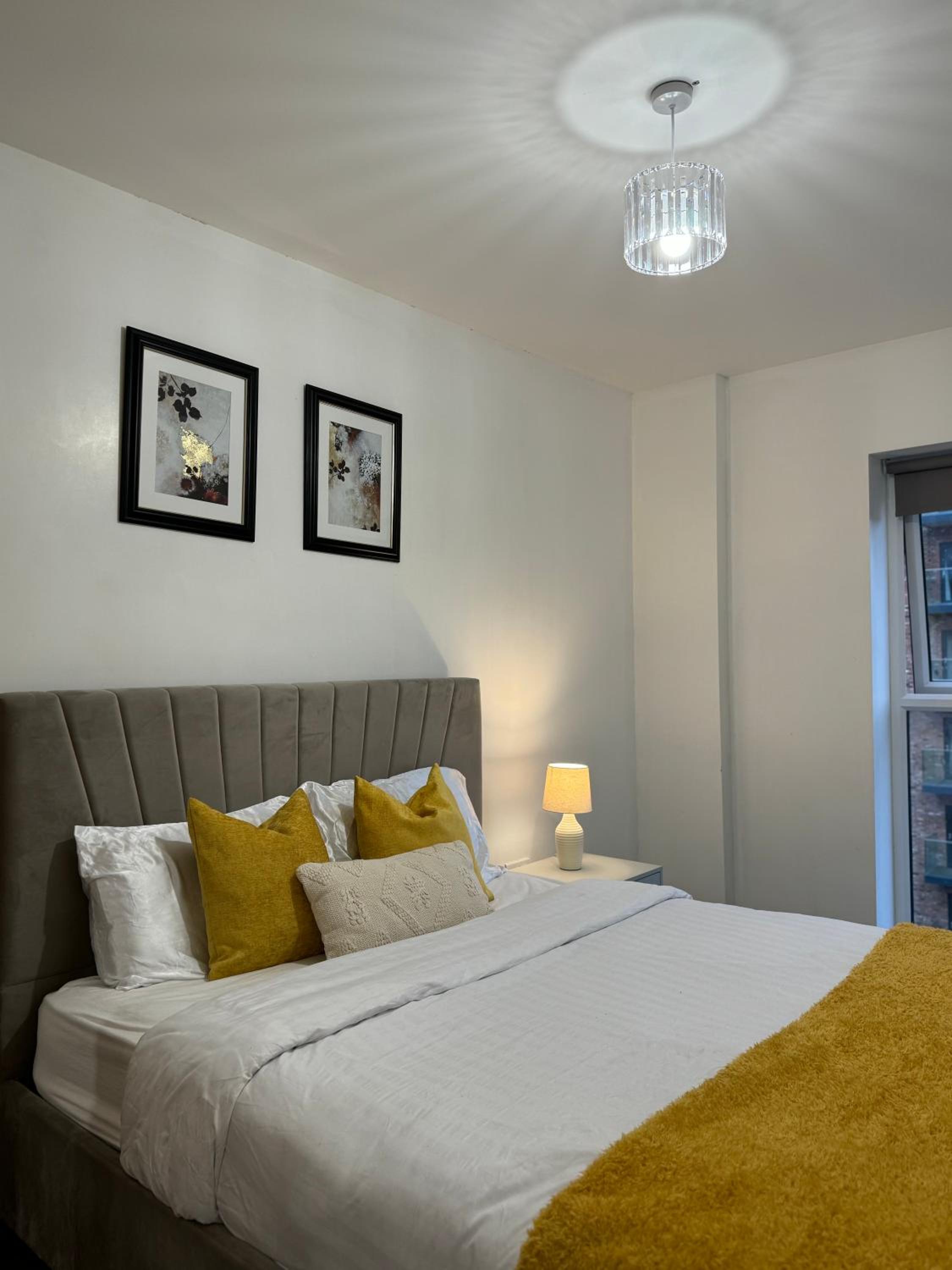 Luxury Lakeview Apartment
