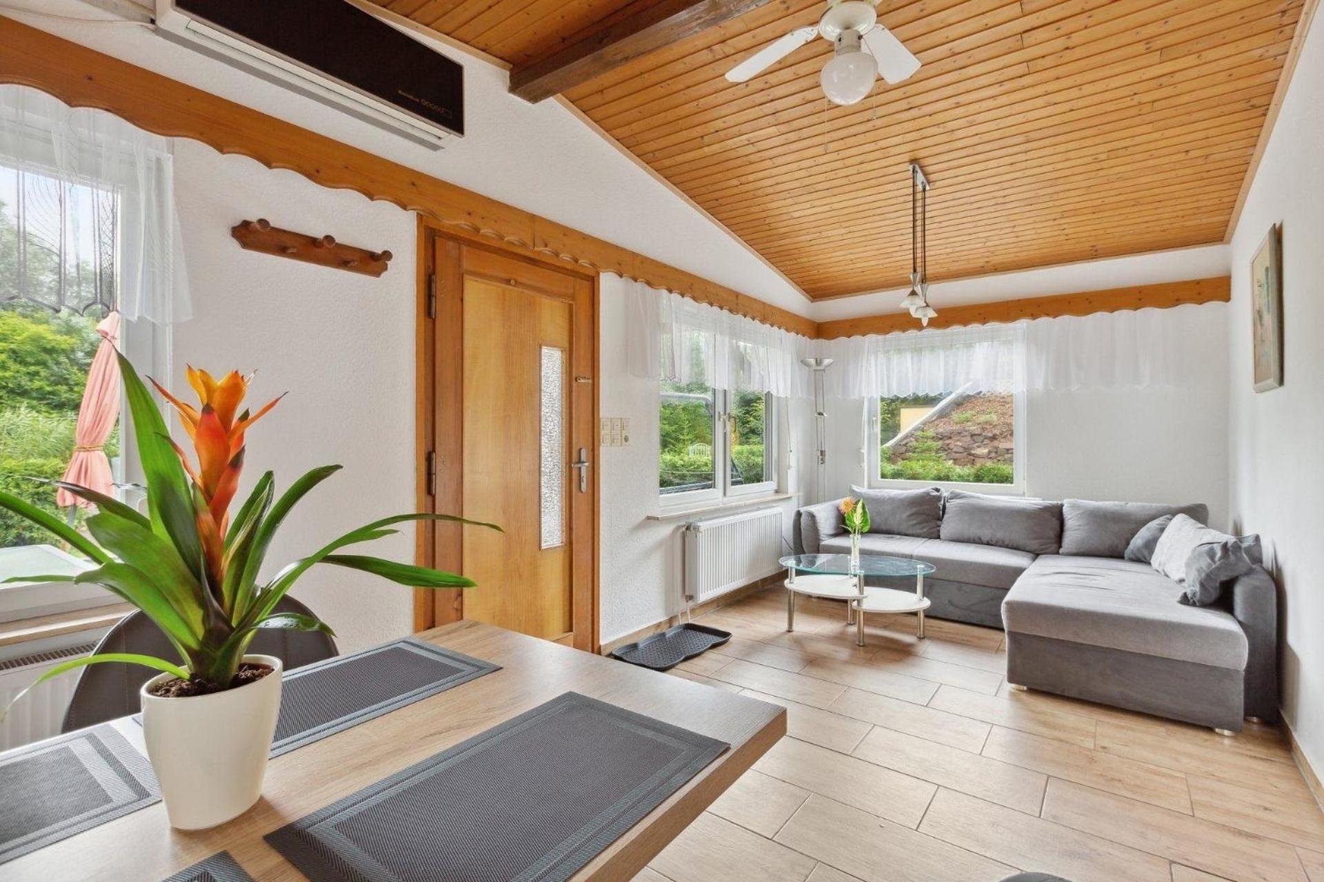 Ferienhaus mit naturnahen Badeteich