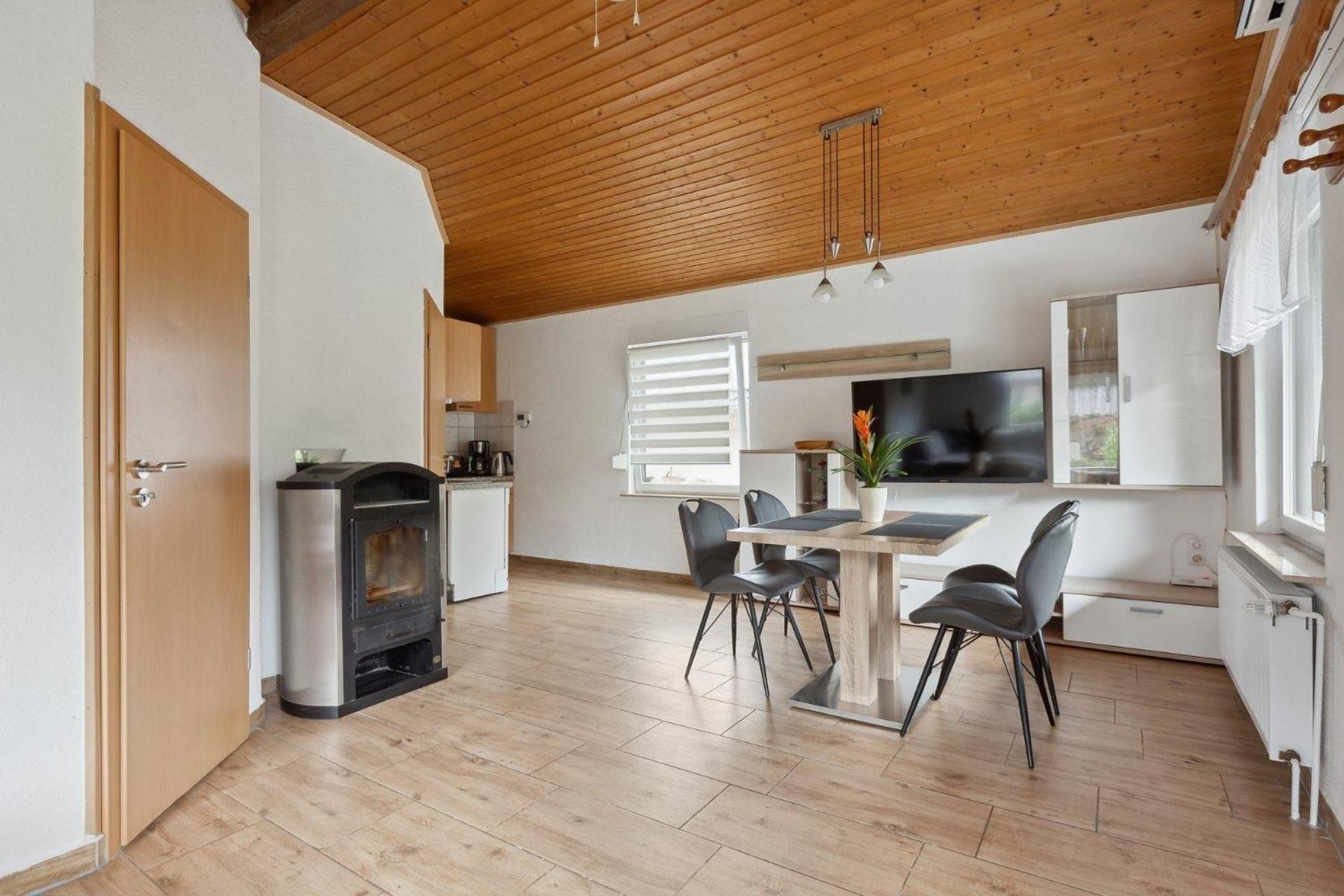 Ferienhaus mit naturnahen Badeteich