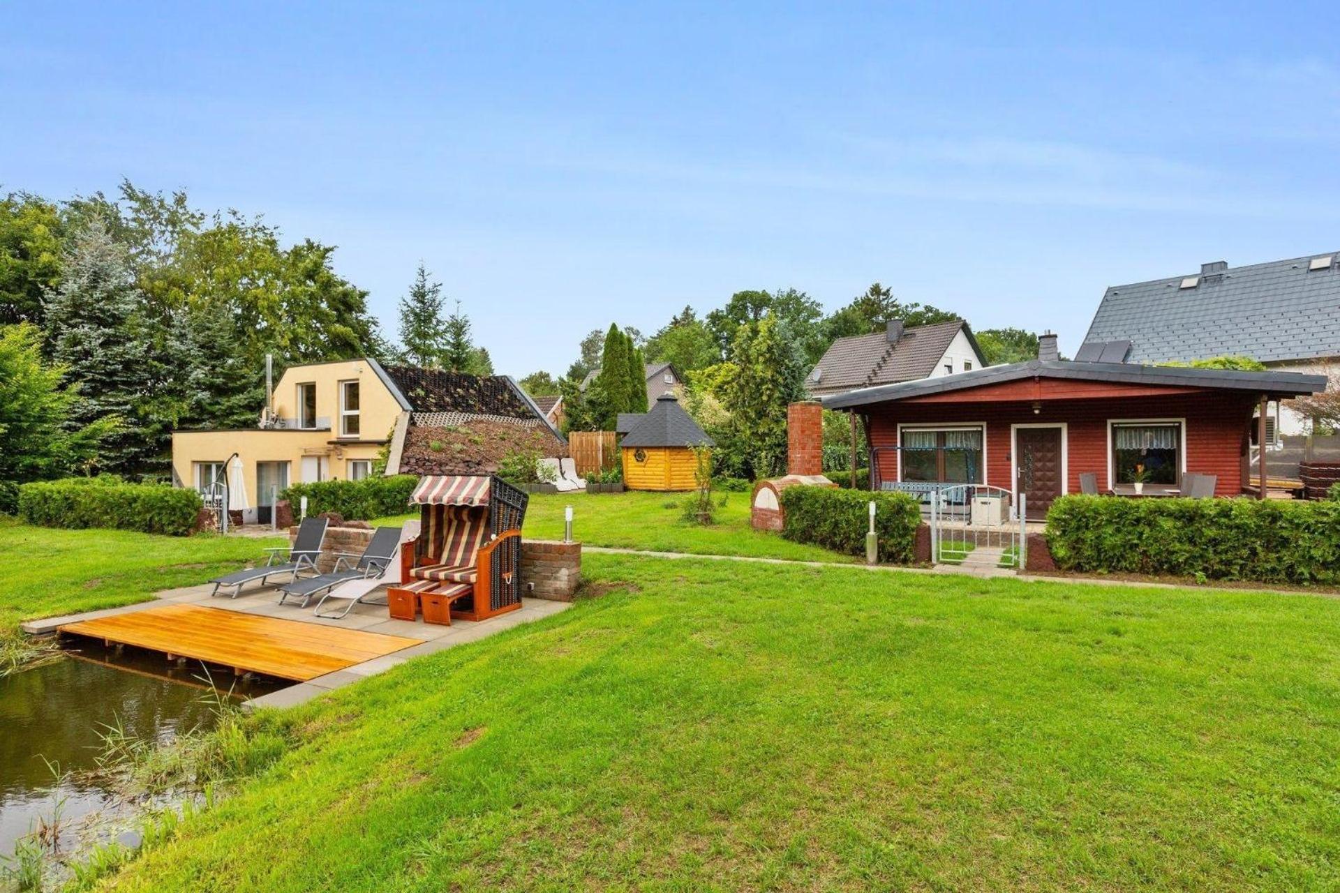 Ferienhaus mit naturnahen Badeteich