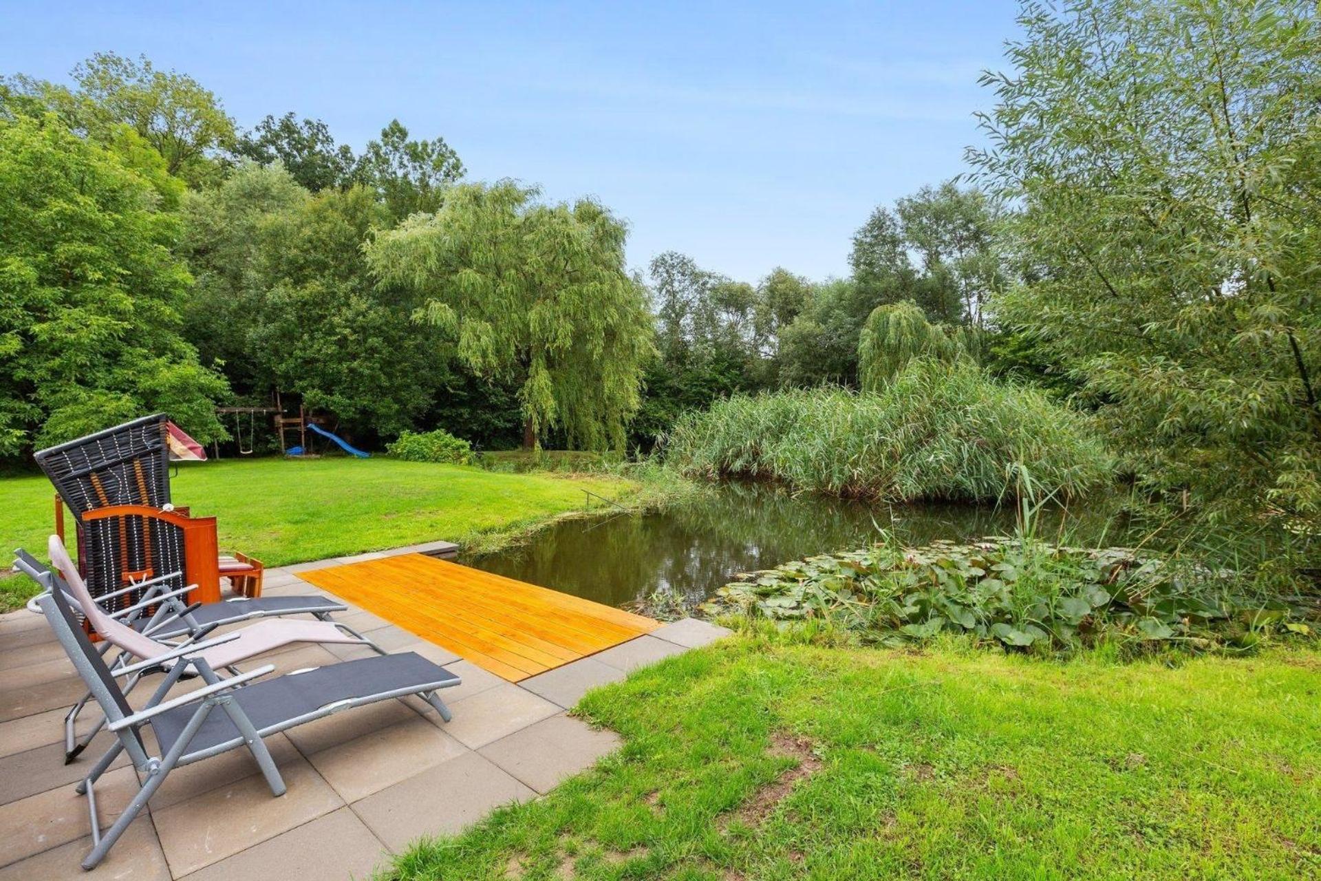 Ferienhaus mit naturnahen Badeteich