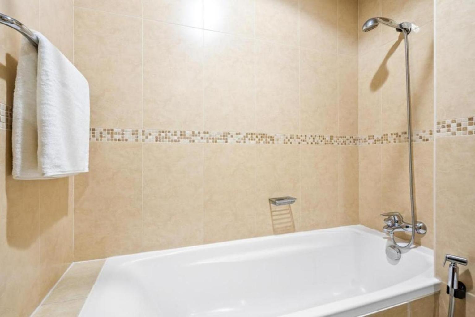 Click Stay - JLT - Entire Studio & Balcony Lakes view Apartment -NA