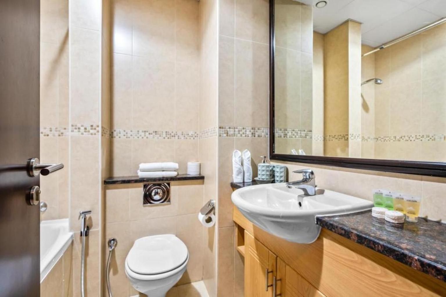 Click Stay - JLT - Entire Studio & Balcony Lakes view Apartment -NA