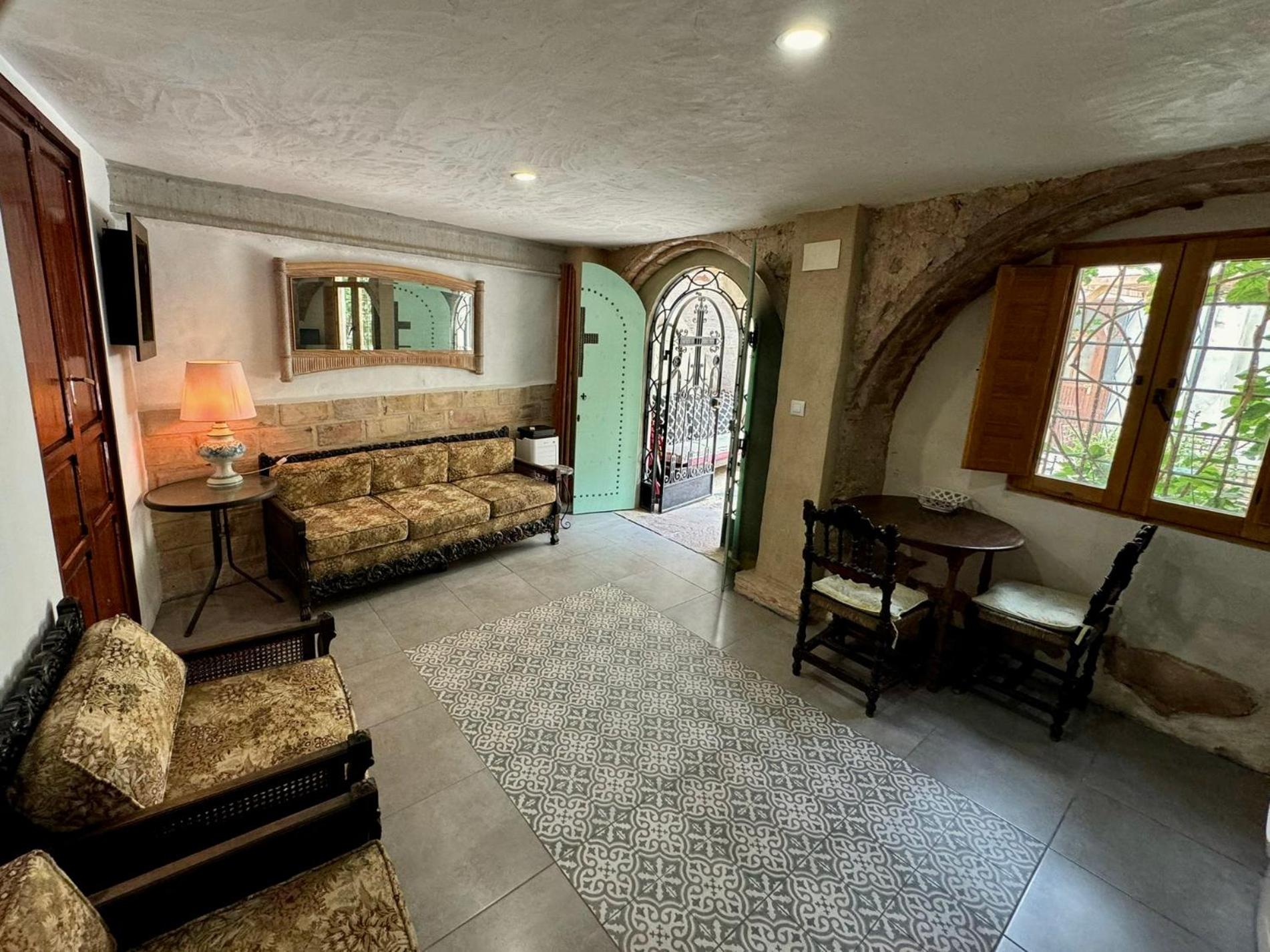Oliva Courtyard Guesthouse