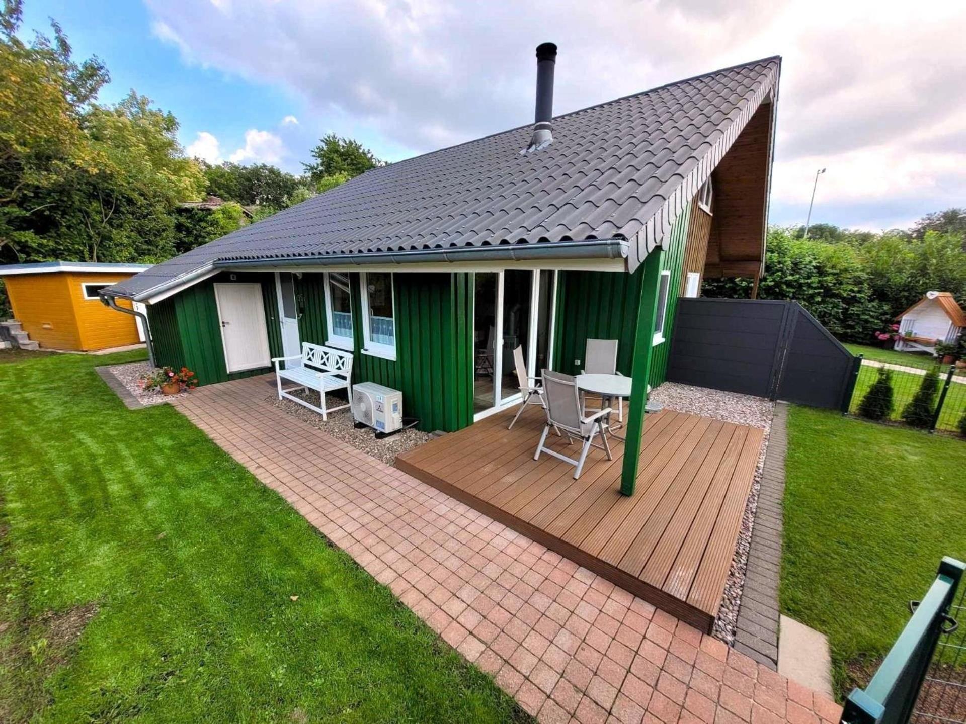 Ferienhaus Luna mit Saunahaus, Kaminofen, Klimaanlage, schöner Blick im Ferienpark Extertal