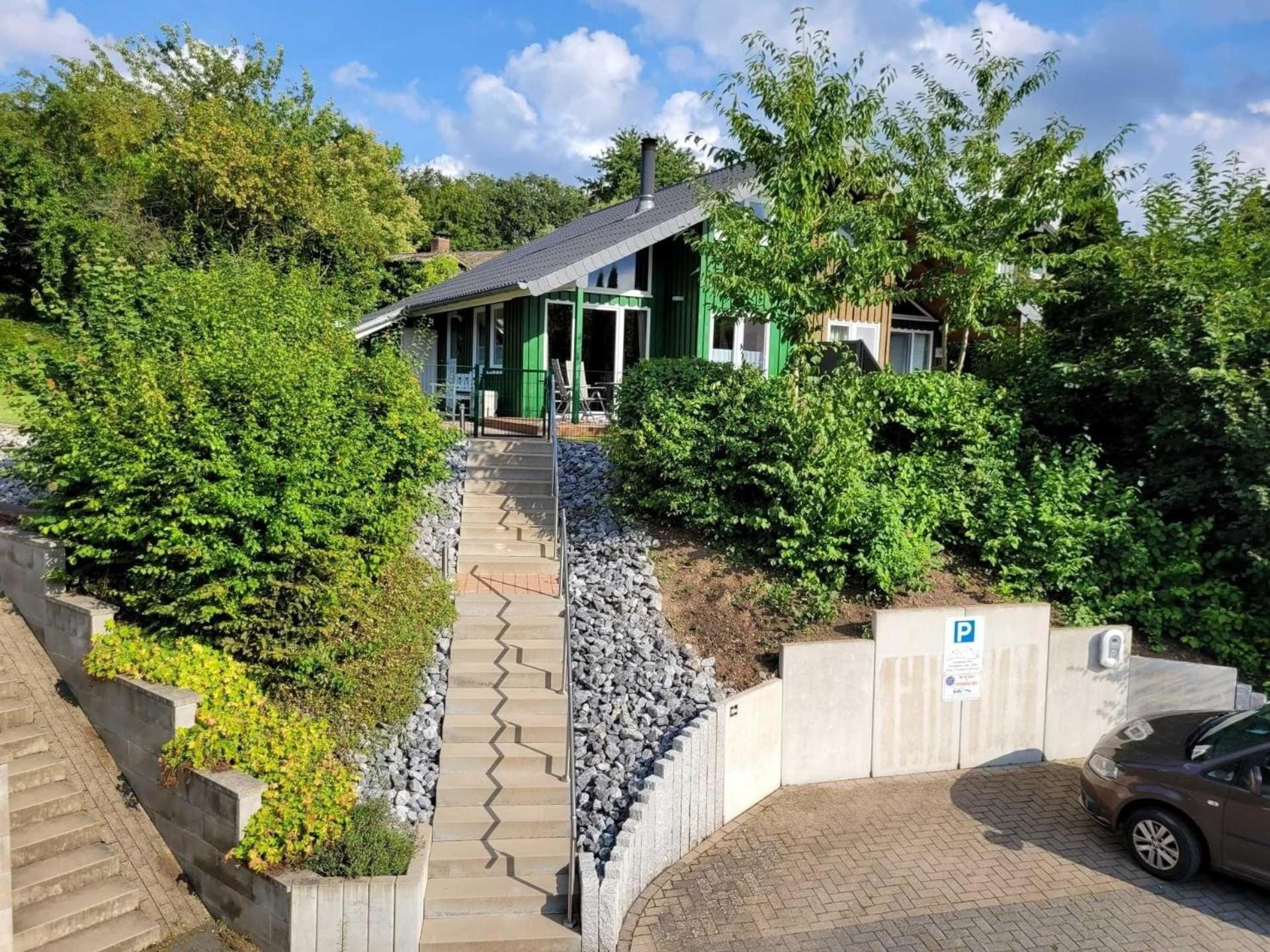 Ferienhaus Luna mit Saunahaus, Kaminofen, Klimaanlage, schöner Blick im Ferienpark Extertal