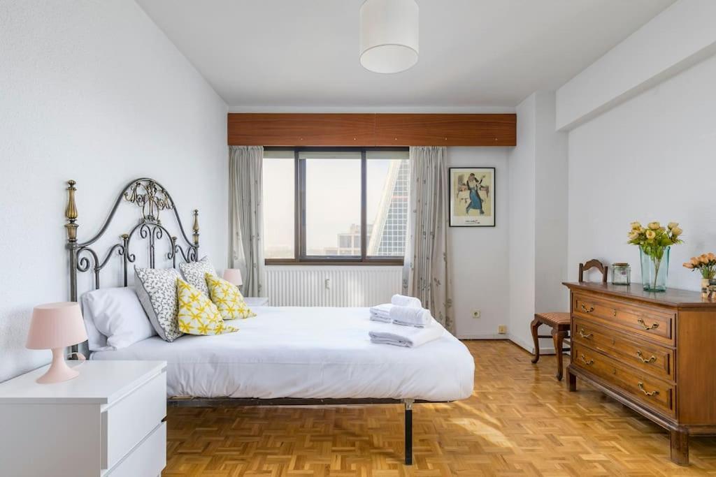 Vintage apartment on Plaza Castilla, Madrid