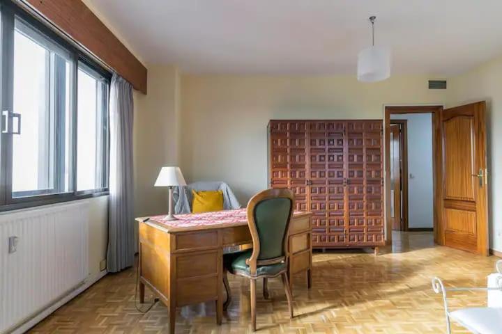 Vintage apartment on Plaza Castilla, Madrid