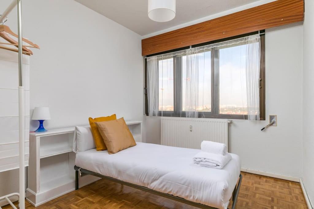 Vintage apartment on Plaza Castilla, Madrid