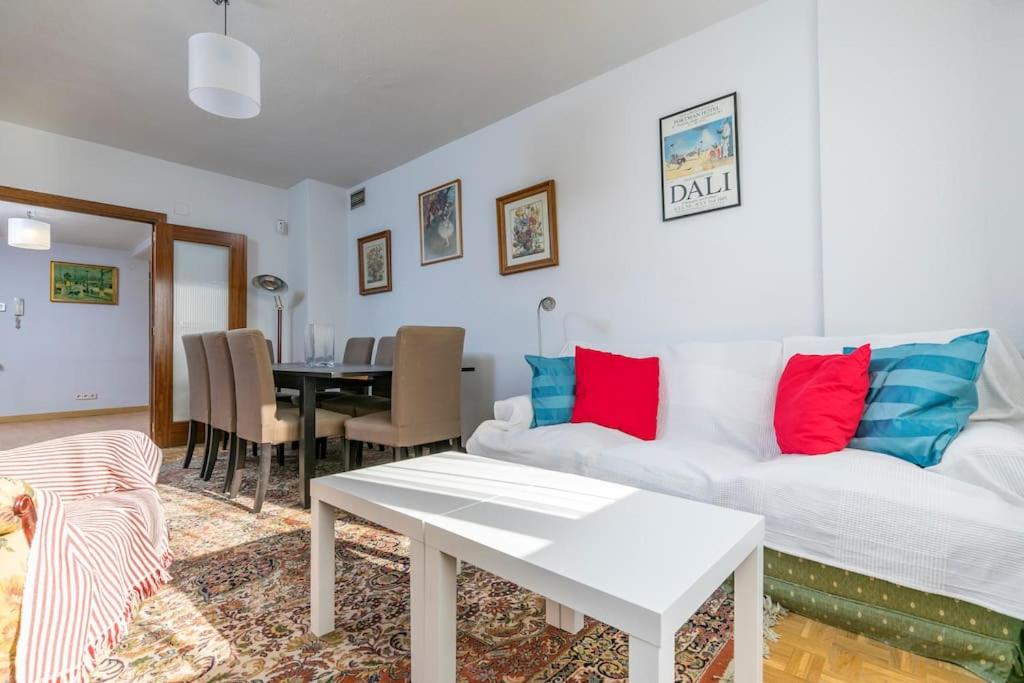 Vintage apartment on Plaza Castilla, Madrid