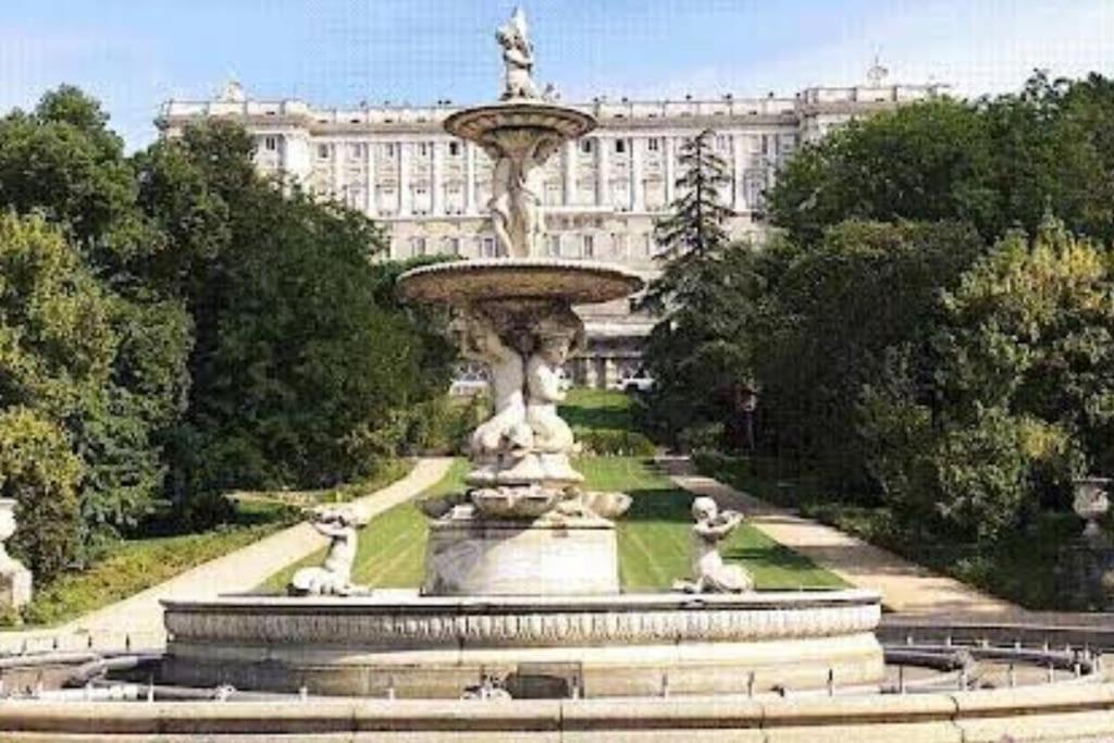 Vintage apartment on Plaza Castilla, Madrid