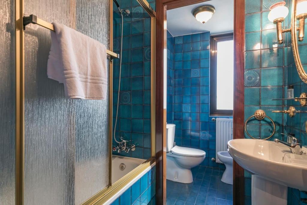 Vintage apartment on Plaza Castilla, Madrid