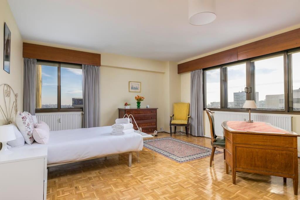 Vintage apartment on Plaza Castilla, Madrid