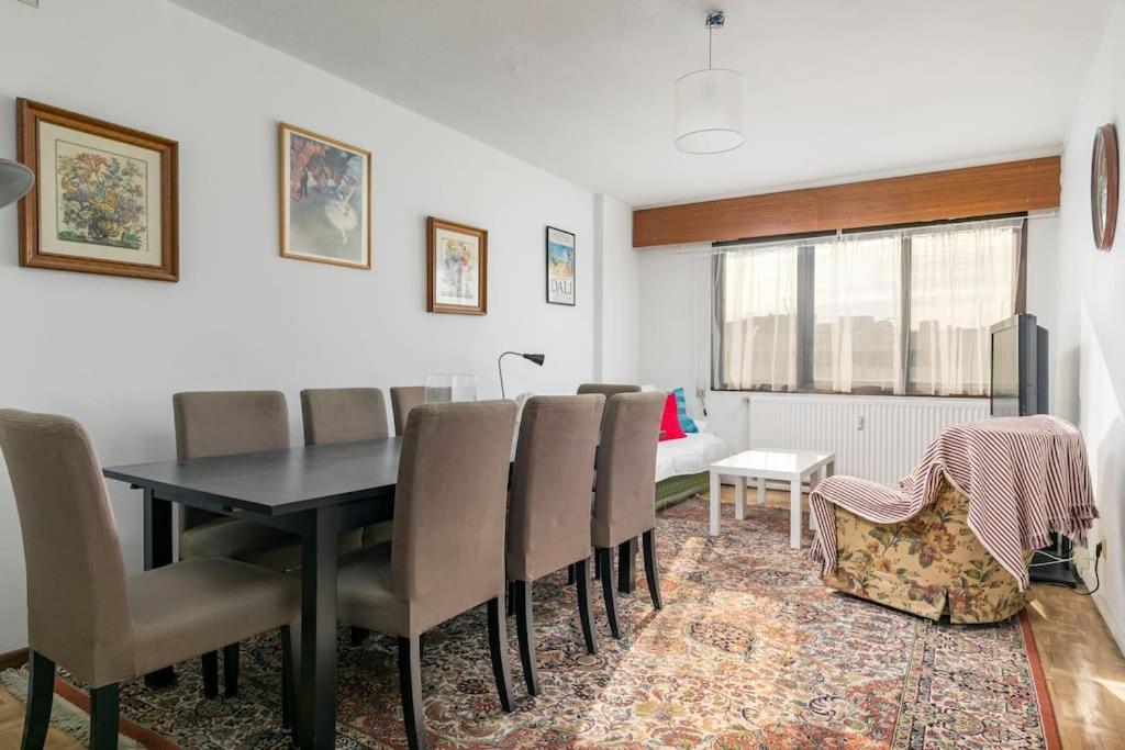 Vintage apartment on Plaza Castilla, Madrid