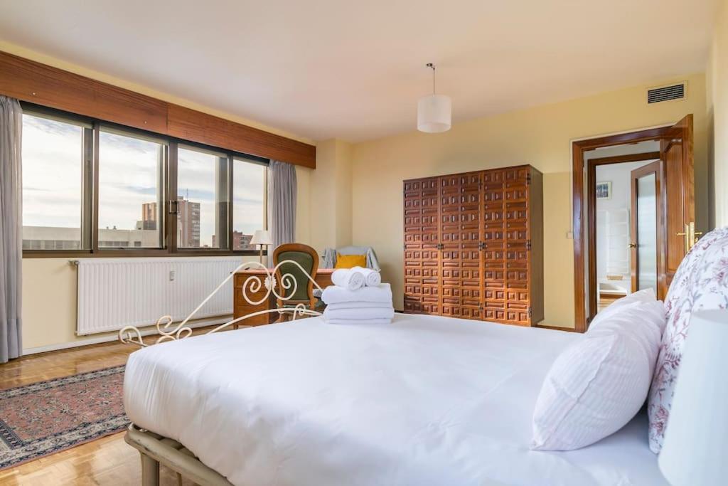 Vintage apartment on Plaza Castilla, Madrid