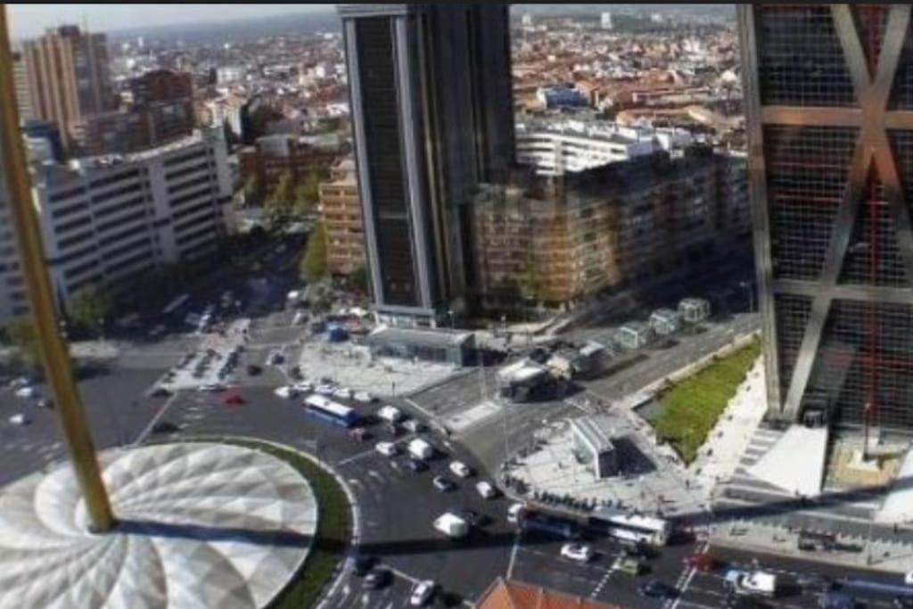 Vintage apartment on Plaza Castilla, Madrid