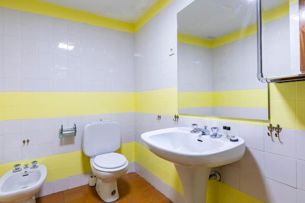 Vintage apartment on Plaza Castilla, Madrid