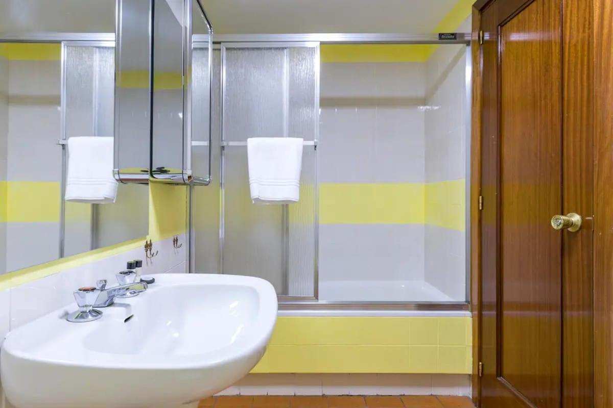 Vintage apartment on Plaza Castilla, Madrid