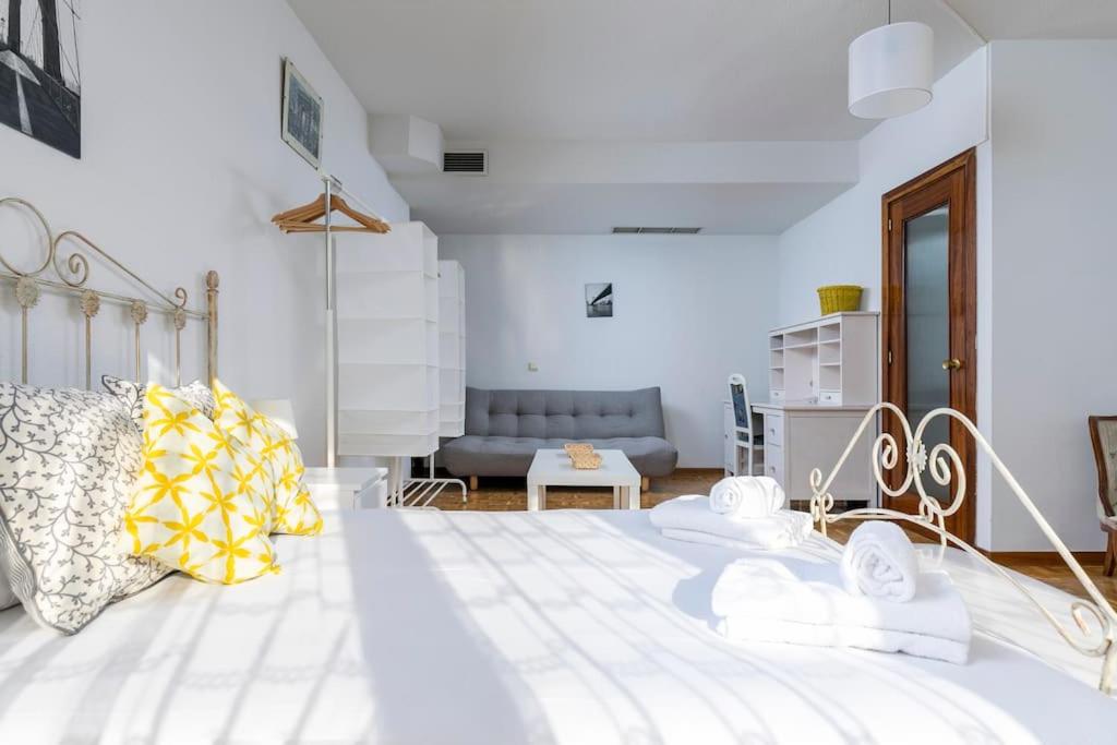 Vintage apartment on Plaza Castilla, Madrid