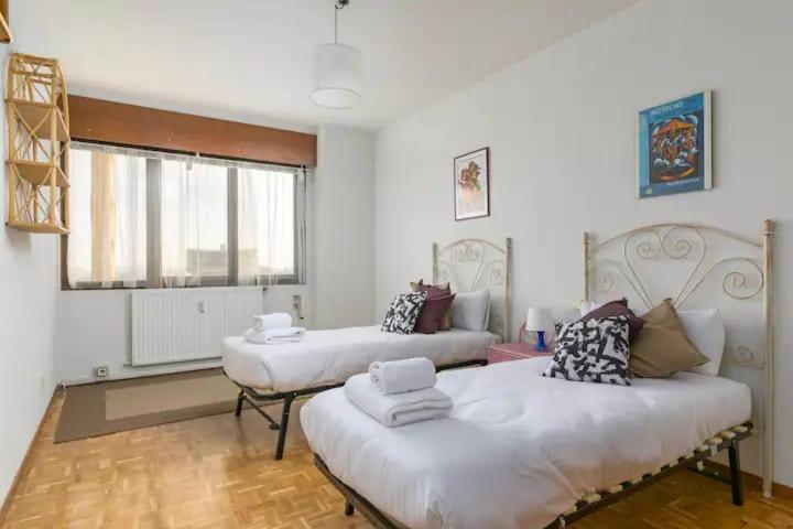 Vintage apartment on Plaza Castilla, Madrid