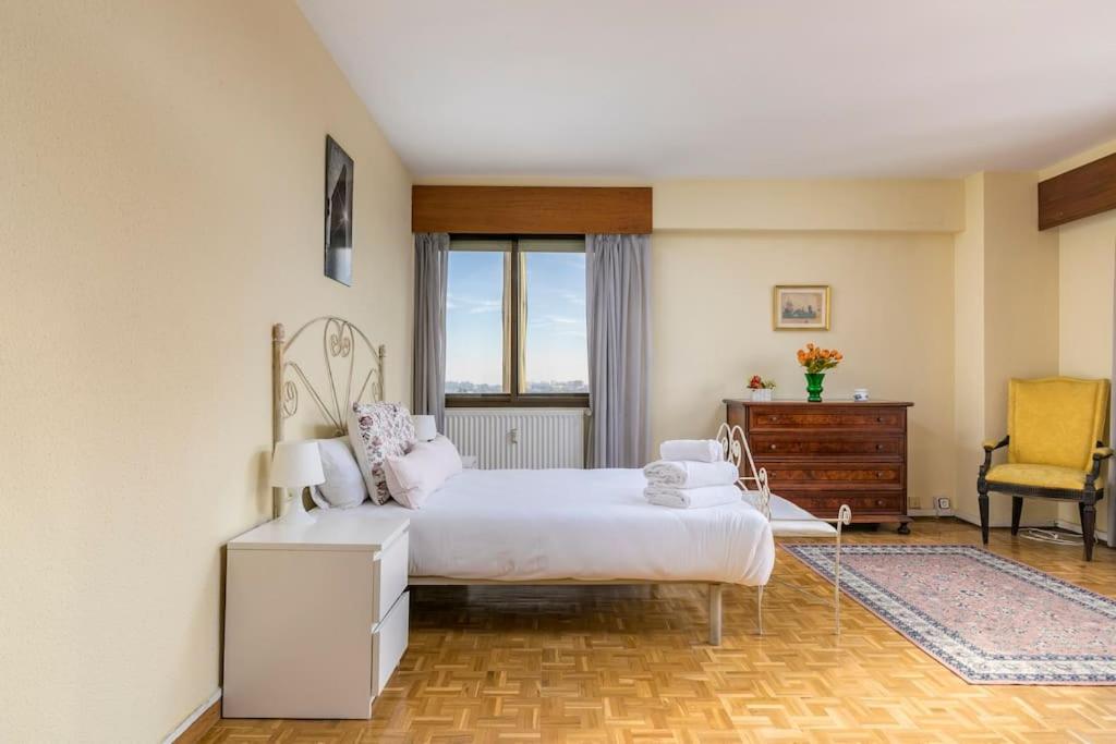 Vintage apartment on Plaza Castilla, Madrid