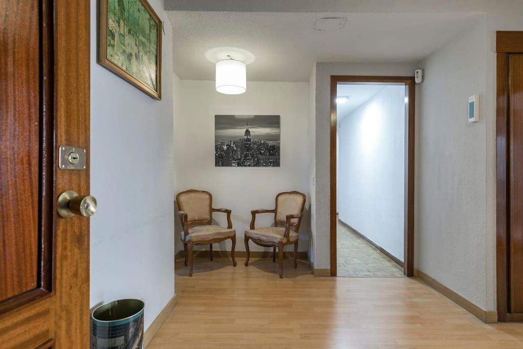 Vintage apartment on Plaza Castilla, Madrid