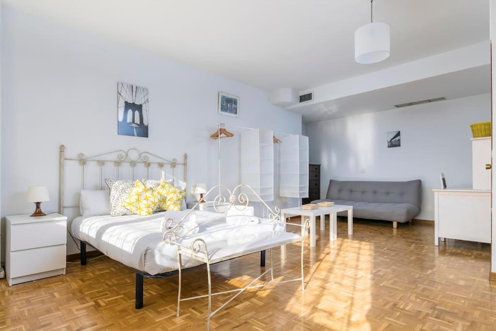 Vintage apartment on Plaza Castilla, Madrid