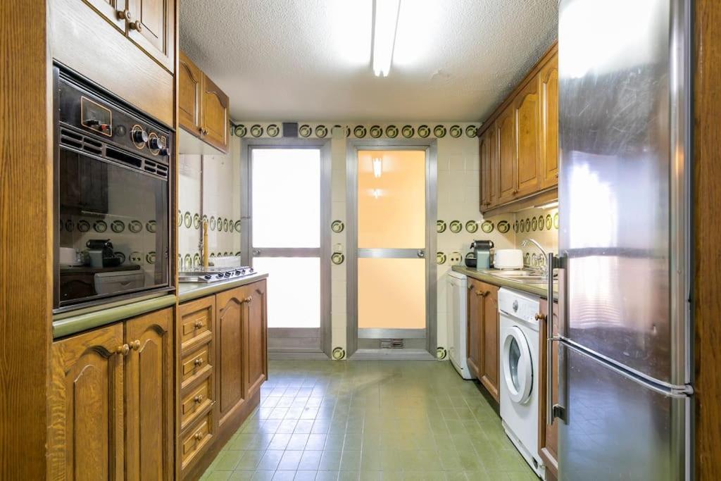 Vintage apartment on Plaza Castilla, Madrid