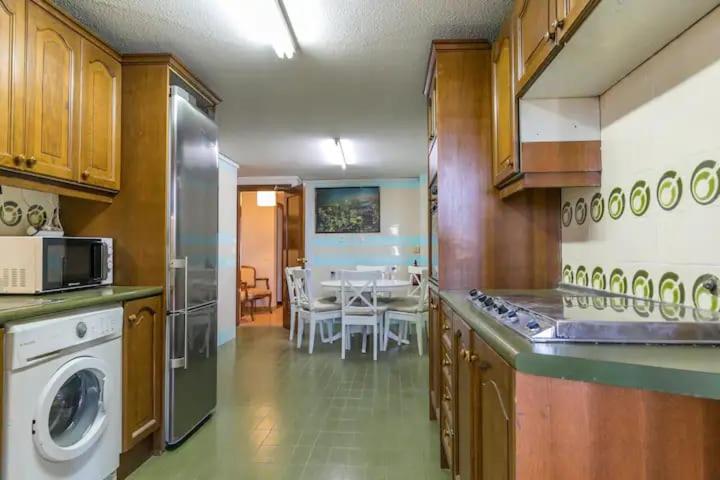 Vintage apartment on Plaza Castilla, Madrid