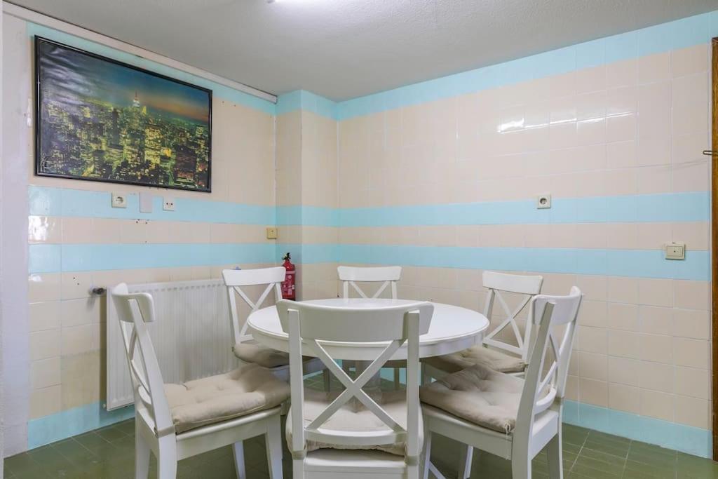 Vintage apartment on Plaza Castilla, Madrid