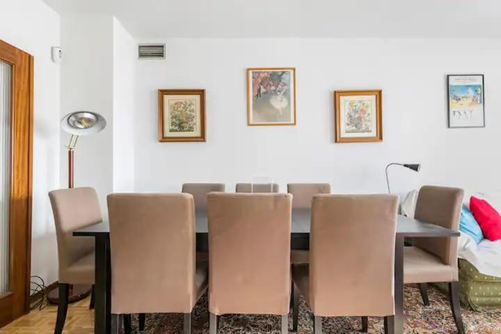 Vintage apartment on Plaza Castilla, Madrid