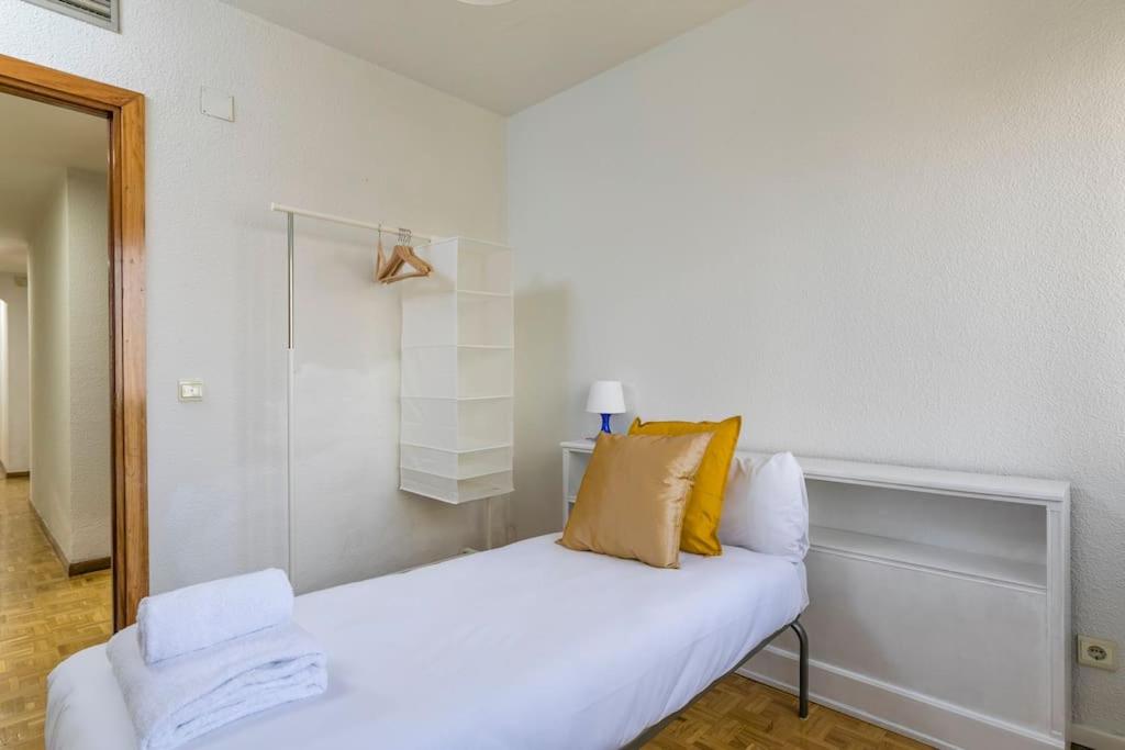 Vintage apartment on Plaza Castilla, Madrid